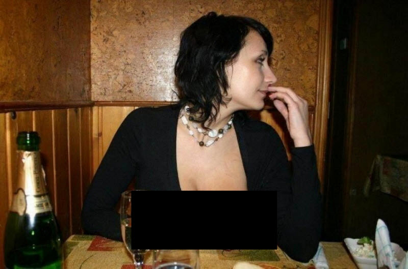 Новый интернет-тренд: девушки показывают грудь в кафе