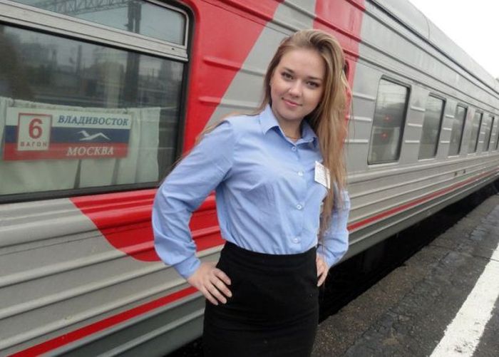 Симпатичные девушки, работающие на железной дороге