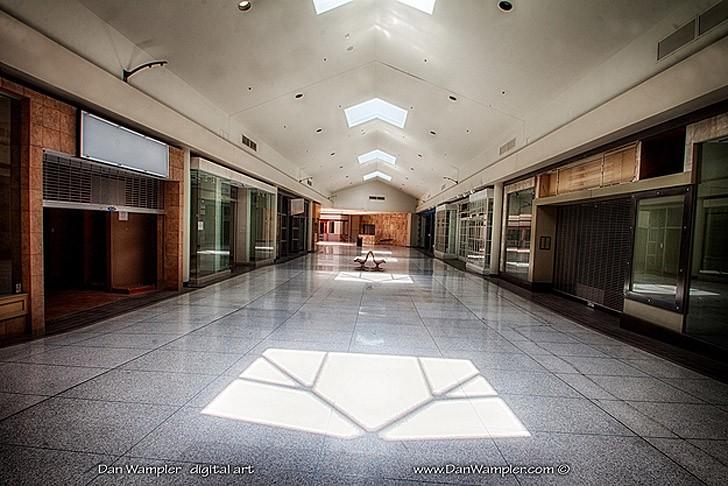 Путешествие по заброшенным мегамоллам США Путешествие по заброшенным мегамоллам США