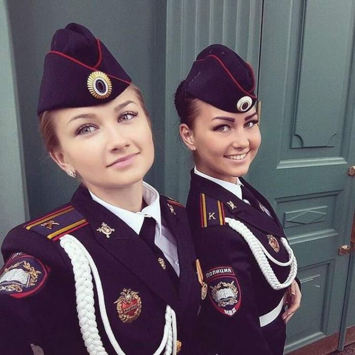 Очаровательные девушки в форме