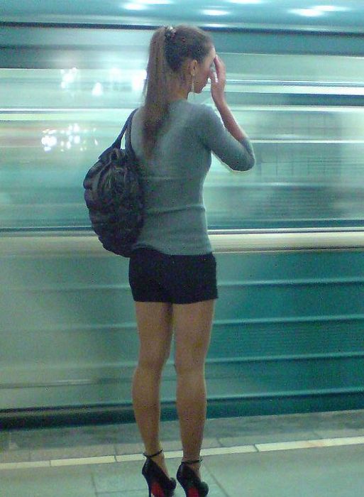 Милые девушки в российском метро