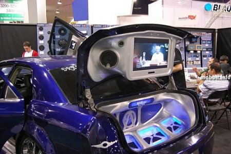 Уникальные тюнингованные автомобили со множеством встроенных LCD-дисплеев