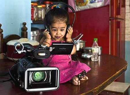 Самая маленькая школьница в мире - Jyoti Amge