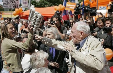 В Чехии политиков забросали яйцами