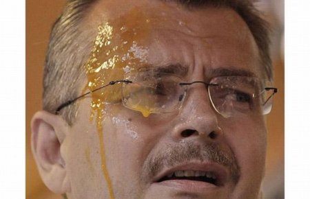 В Чехии политиков забросали яйцами