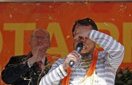 В Чехии политиков забросали яйцами