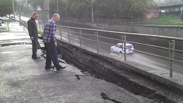 В Красноярске на «Космосе» обрушилась стена, под завалами погиб водитель ВАЗа