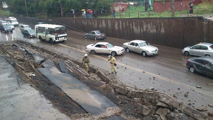 В Красноярске на «Космосе» обрушилась стена, под завалами погиб водитель ВАЗа