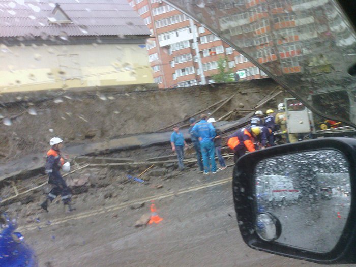 В Красноярске на «Космосе» обрушилась стена, под завалами погиб водитель ВАЗа