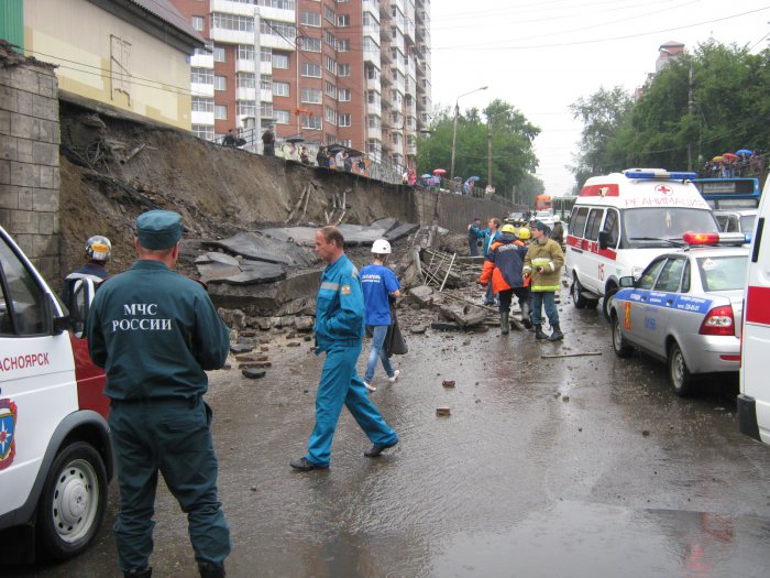 В Красноярске на «Космосе» обрушилась стена, под завалами погиб водитель ВАЗа