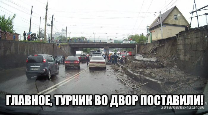 В Красноярске на «Космосе» обрушилась стена, под завалами погиб водитель ВАЗа