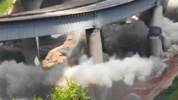 Как взрывают устаревшие мосты.