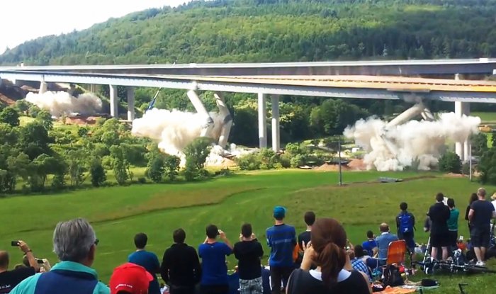 Как взрывают устаревшие мосты.