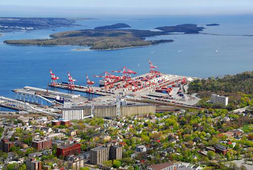 В канадском порту с 15-метровой высоты упал контейнер с ураном