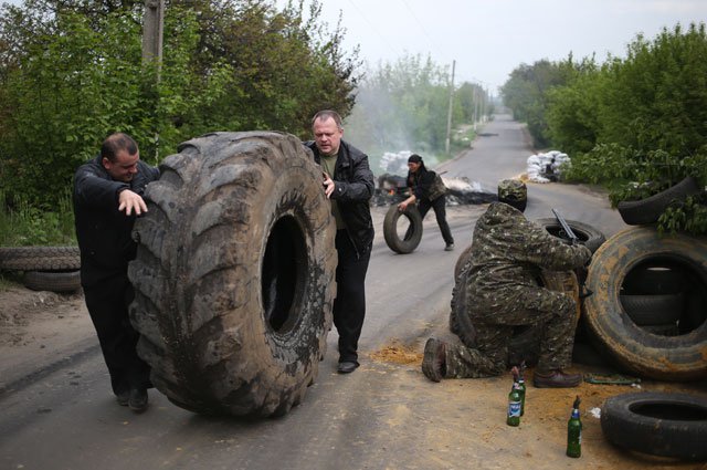 Славянск в блокаде, но не сдает позиций