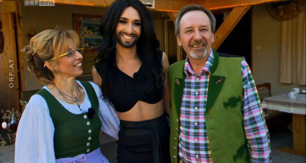 Кончита в оппозиции: фото певицы разместили в Москве вместе с бородатым Навальным