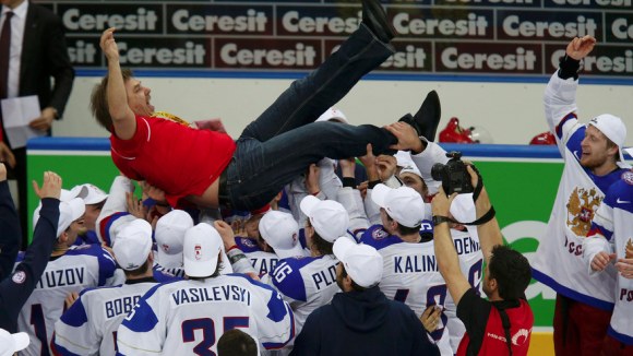 Цитата: «Олег Знарок создал сплоченный мужской коллектив»