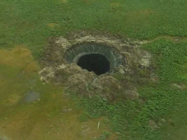 Гигантская дыра в земле собрала миллионы просмотров на YouTube. Видео. Жесть. Смотреть до конца