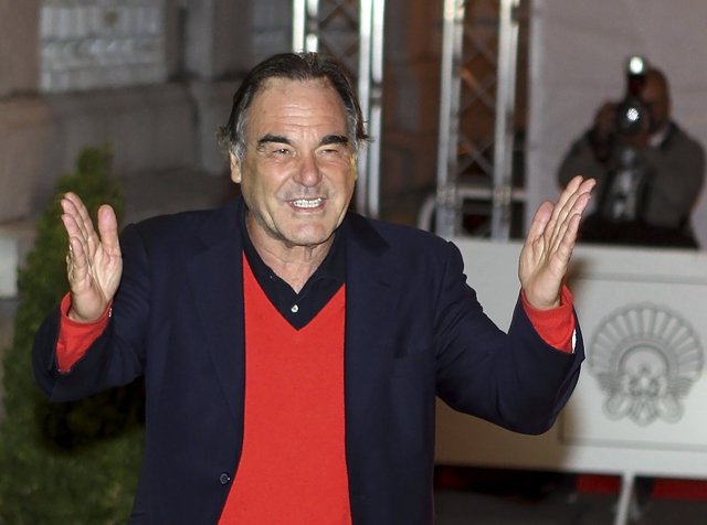 Оливер Стоун призвал не верить сообщениям американских СМИ, обвиняющих Россию в крушении малазийского "Боинга"