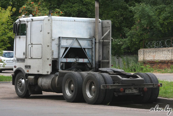 Крепкий американский тягач по цене нового "бюджетника". Мнение владельца Peterbilt 362