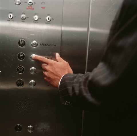 В «Метрополе» рухнул лифт с пассажиром: пострадавшего извлекали час из кабины