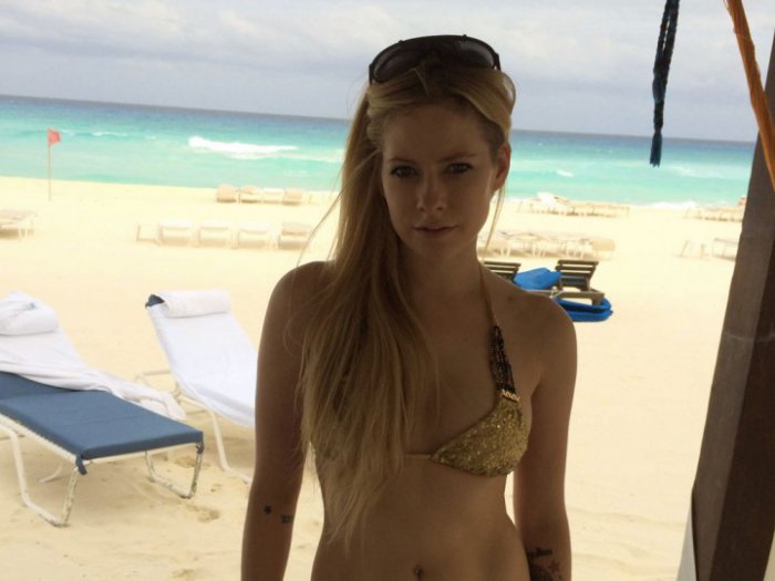 Вторая волна утечек из сервиса iCloud: хакеры опубликовали личные фото Ким Кардашьян, Аврил Лавин и других селебрити (+бонус)