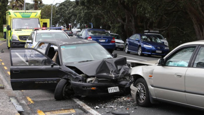 В Новой Зеландии впечатлительная дама, испугавшись таракана, устроила лобовое ДТП, в котором пострадали два человека