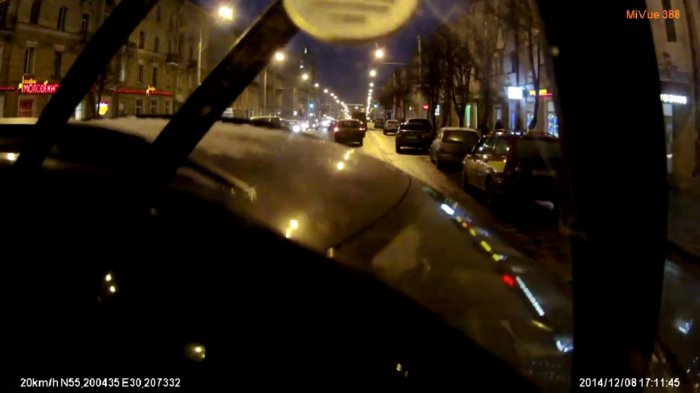 Девушка подрезала троллейбус