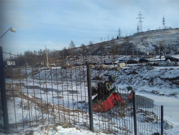 В Красноярске «ожил» экскаватор – тяжелая машина съехала с выставочной площадки и свалилась в Качу