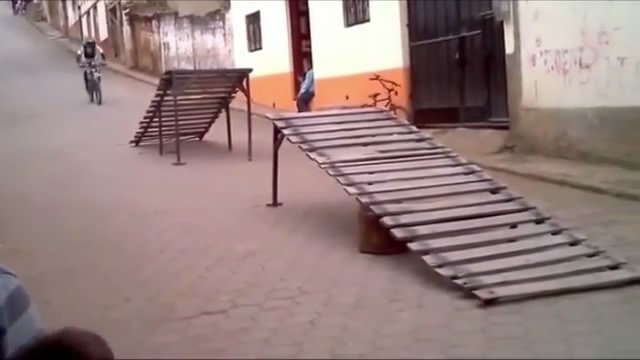 Прыжок на велике. Видео. Жесть. Смотреть до конца