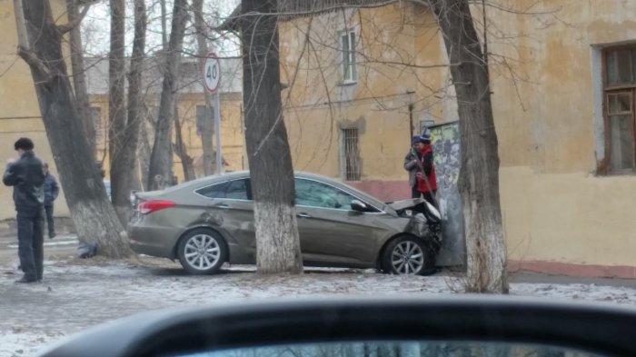 В Красноярске Hyundai въехал в стену дома