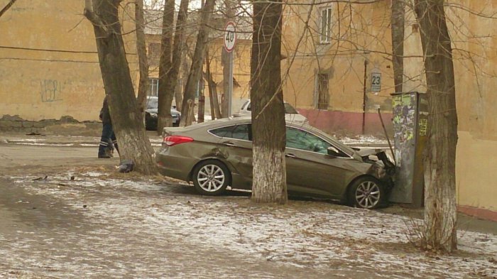 В Красноярске Hyundai въехал в стену дома