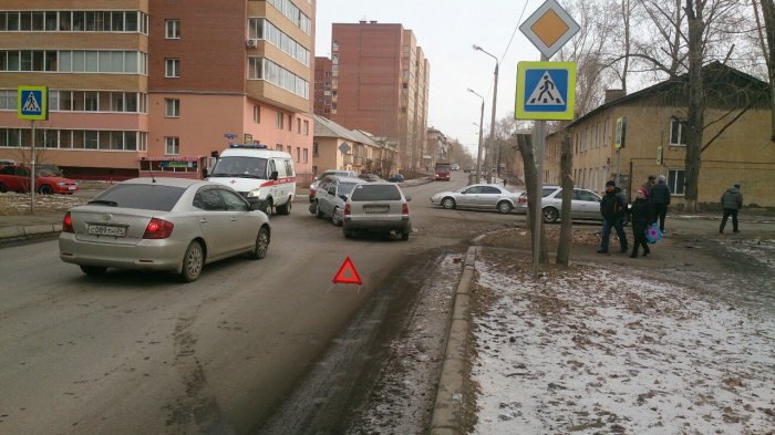 В Красноярске Hyundai въехал в стену дома