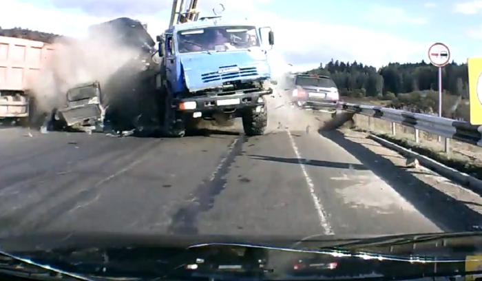 Подборка неудержимых грузовиков #13 (Без тормозов)