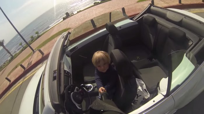 2-х летний Малыш снимает себя на GoPro