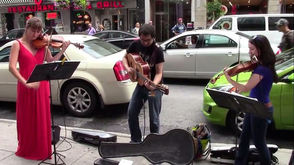 Красивое классическое исполнение музыки уличными музыкантами