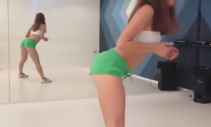 Что она вытворяет своей попой. TWERK