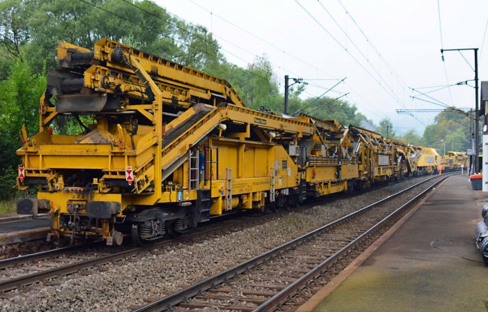 Научно-фантастическая железнодорожная машина прокладывает рельсы и шпалы