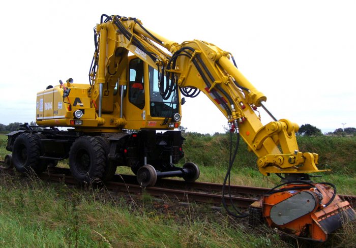 Экскаватор-трансформер на Железнодорожных Рельсах