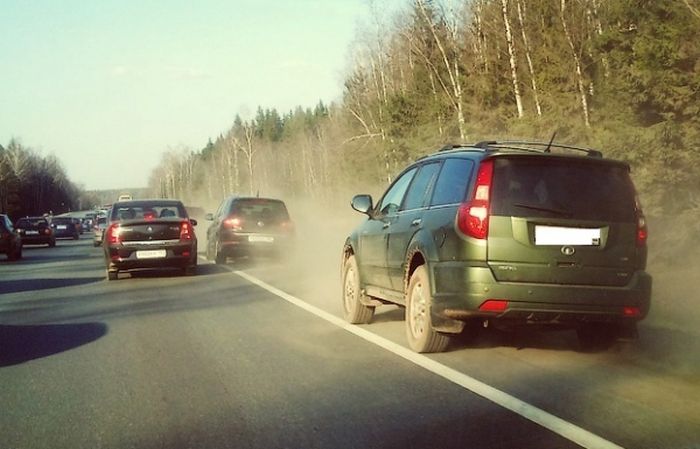 Верховный суд России разрешил водителям не уступать дорогу транспорту, движущемуся по обочине