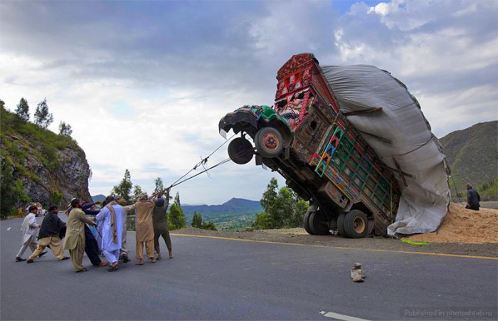 Перегруз грузовиков. Жадность и тупость водителей.