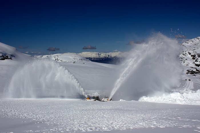 Как проделывают дороги в снегах Норвегии! Впечатляющие кадры!