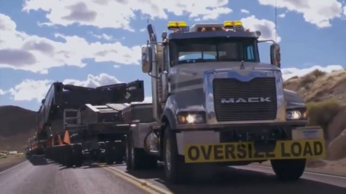 Огромный грузовик перевозит груз весом 400 тонн!