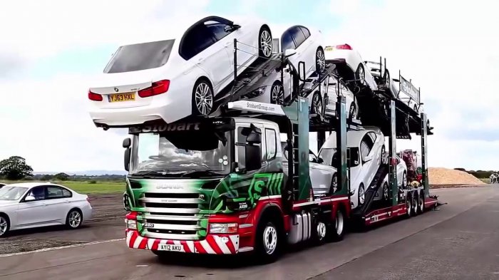 Автовоз загрузил на себя 11 автомобилей.