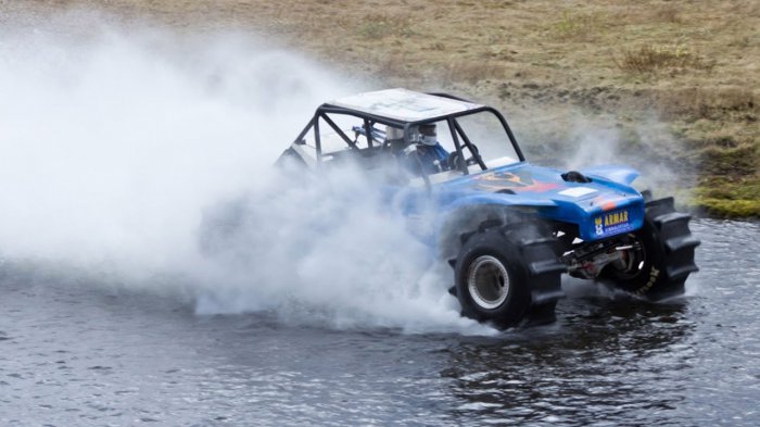 Квадроциклы и автомобили гоняют по воде.