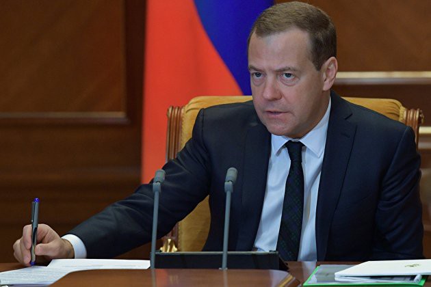 Медведев дал два дня на консультации с нефтяниками по заморозке цен на бензин Медведев дал два дня на консультации с нефтяниками по заморозке цен на бензин