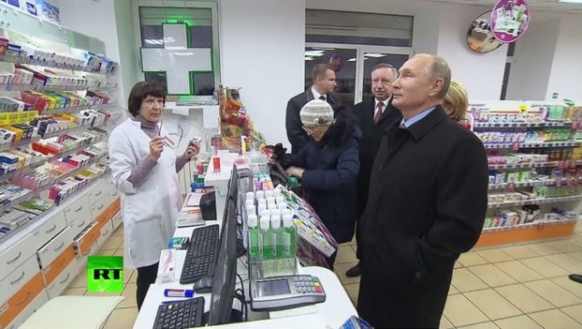 Пенсионерка во время визита Путина в аптеку купила лекарств на 2,6 тысяч рублей. Её пенсия — девять тысяч    