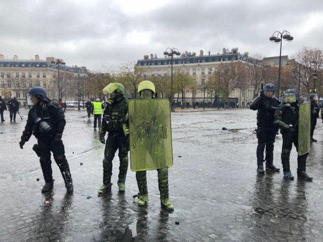 В Париже беспорядки, почти война