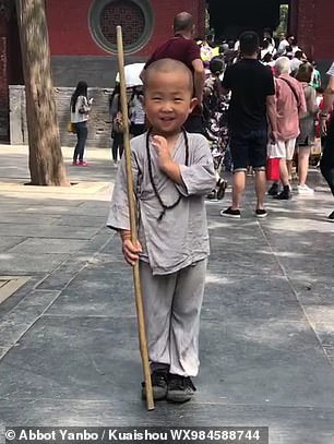 3-летний малыш тренируется в монастыре Шаолинь 3-летний малыш тренируется в монастыре Шаолинь