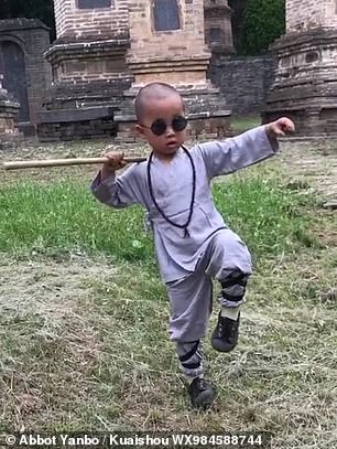 3-летний малыш тренируется в монастыре Шаолинь 3-летний малыш тренируется в монастыре Шаолинь